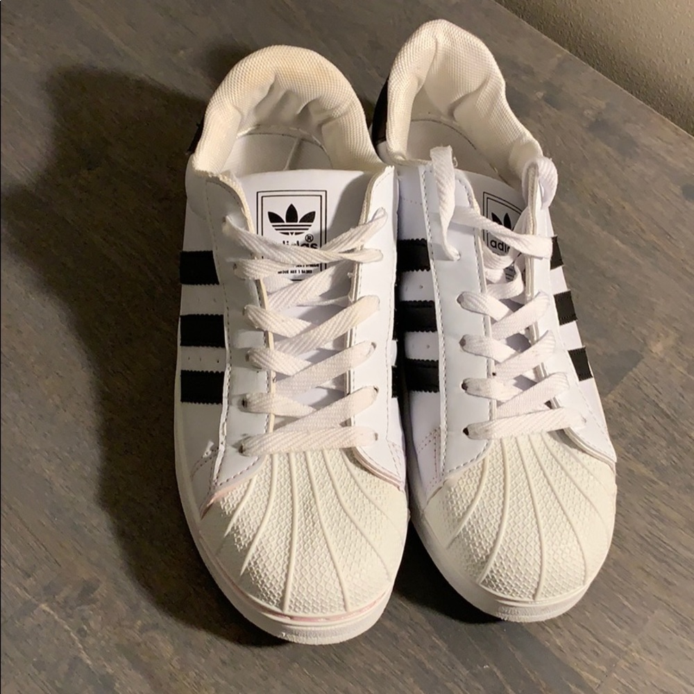 🎊🎊 HOST PICK 🎊🎊 Adidas Shoes / Women’s Sneakers